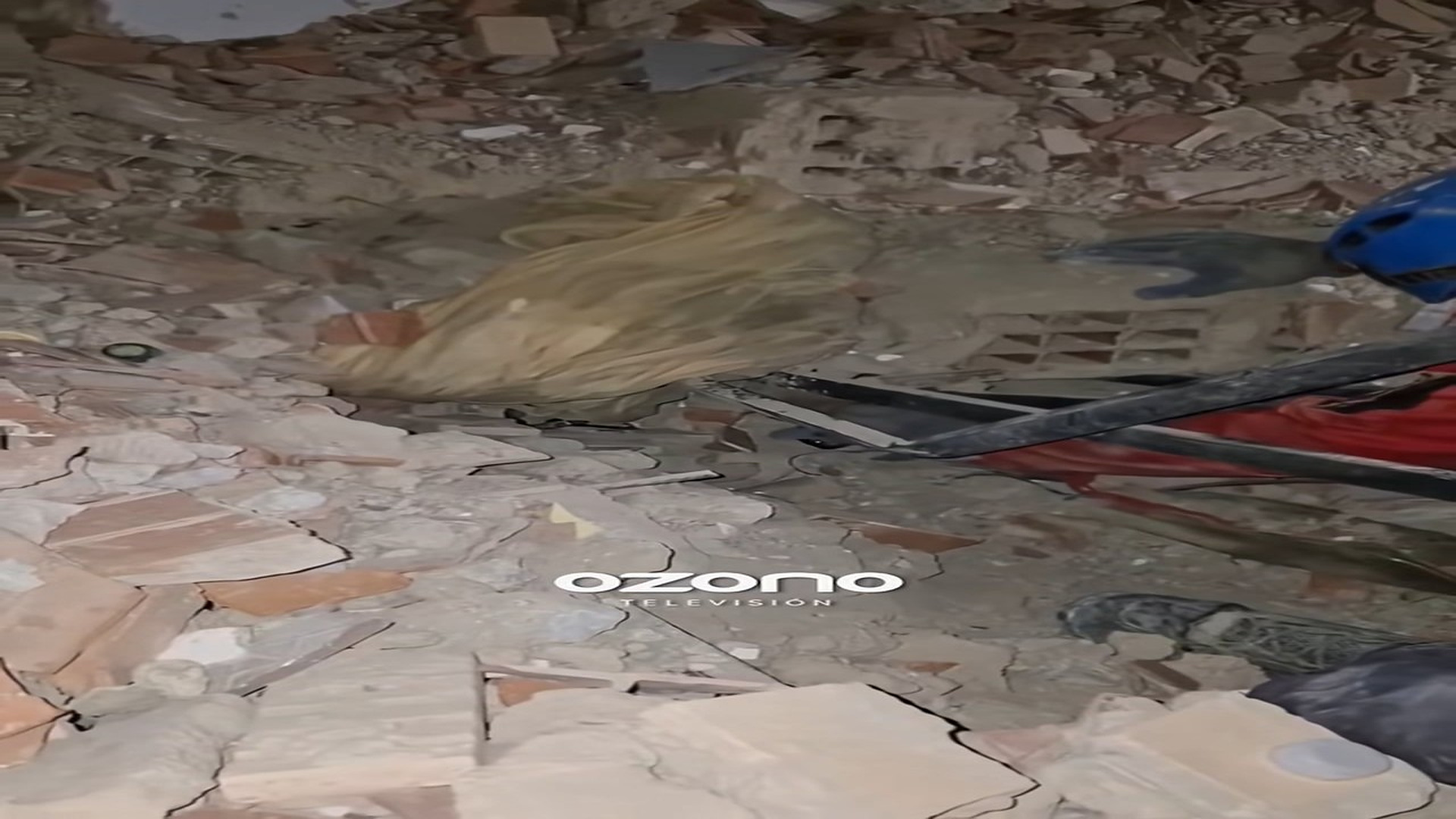 Full Video : N0207009_A Puppy Was Buried Under Earthquake Rubble Waiting for Help #DogRescue #Miracle #Rescue